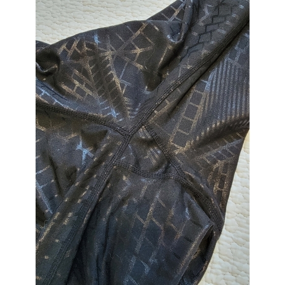 Fabletics Define Mid-Rise Capri - Picture 3 of 4